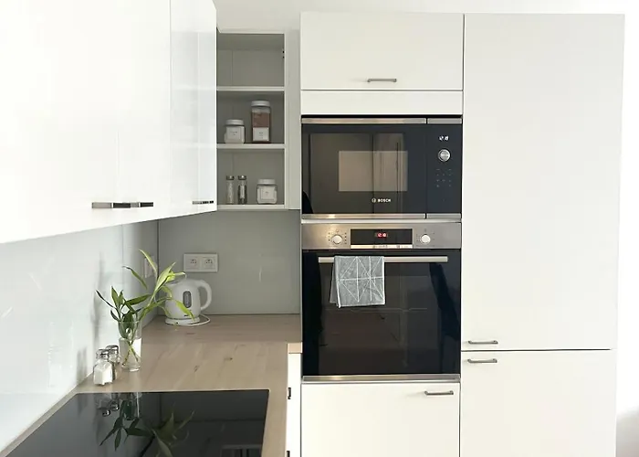 Elegant Escape Apartment III - Free Parking, Easy Access To City Center