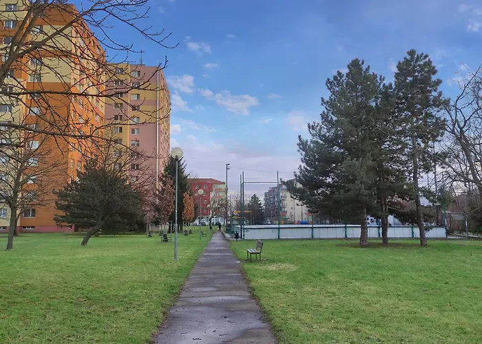 Elegant Escape Apartment III - Free Parking, Easy Access To City Center