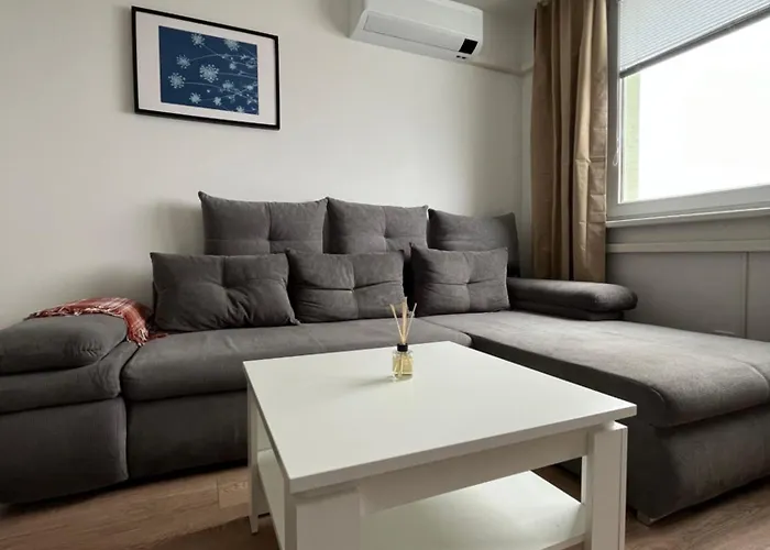 Elegant Escape Apartment III - Free Parking, Easy Access To City Center